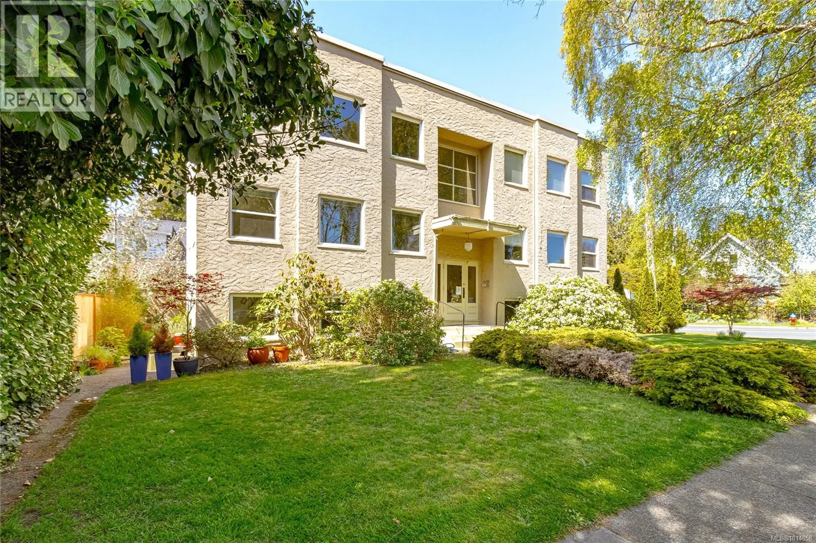 370 Richmond Ave