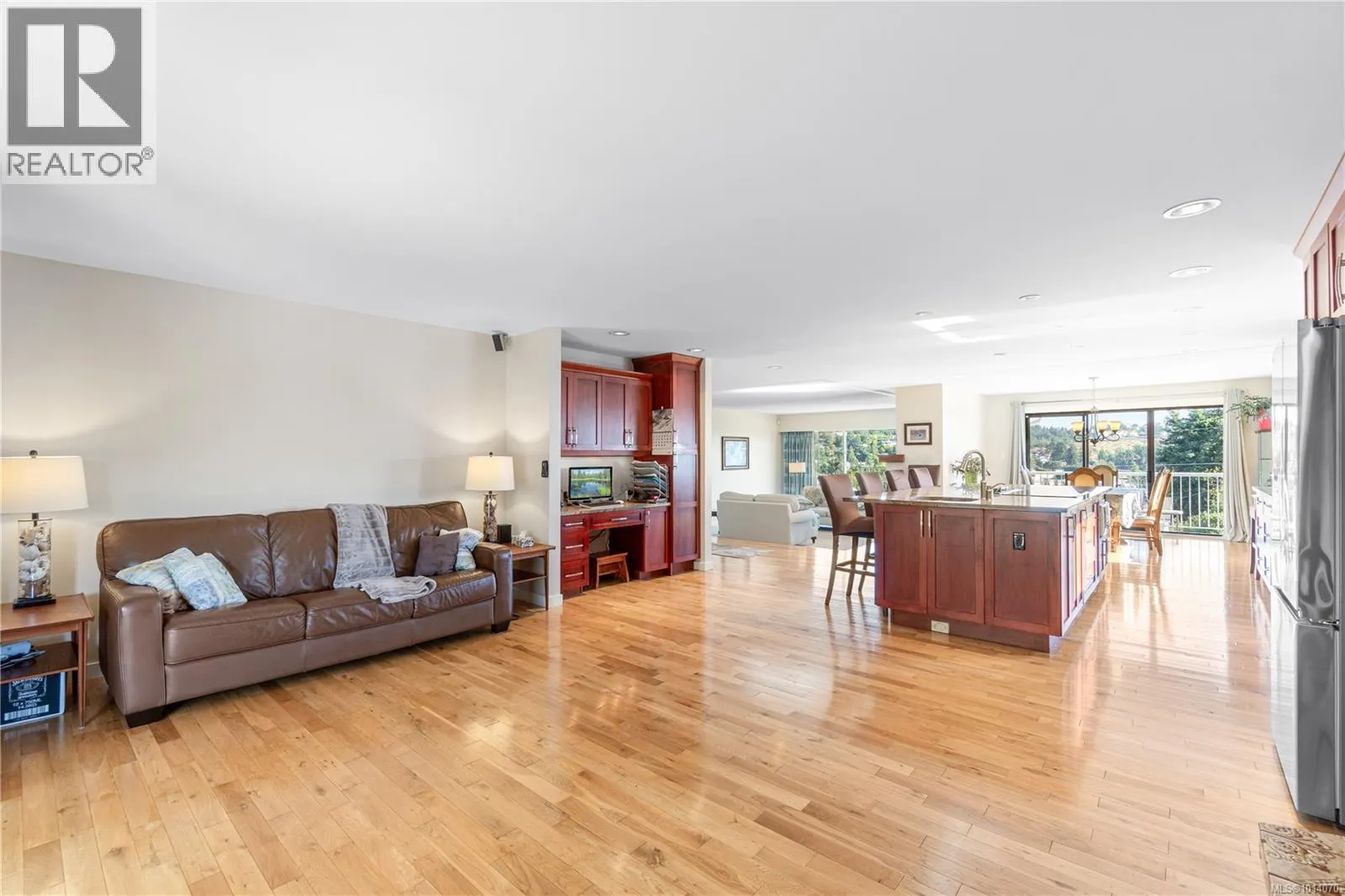 2815 Cosgrove Cres