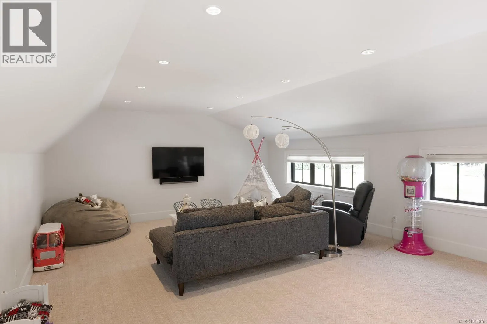 585 Downey Rd