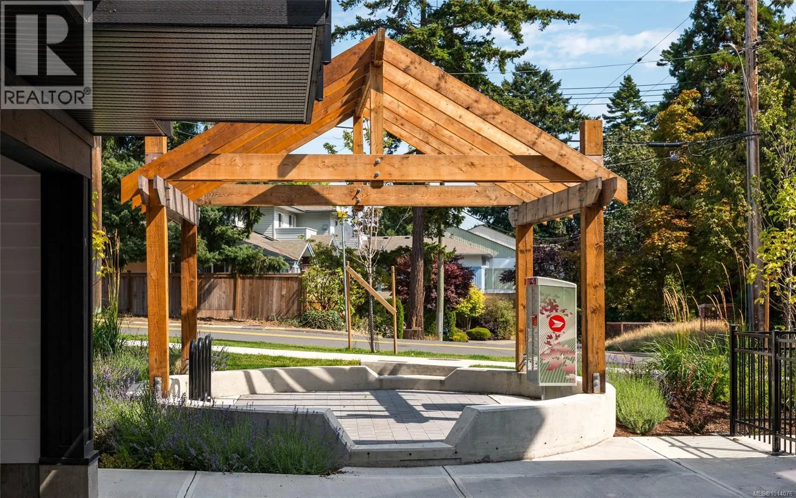 4 820 Dunsmuir Rd