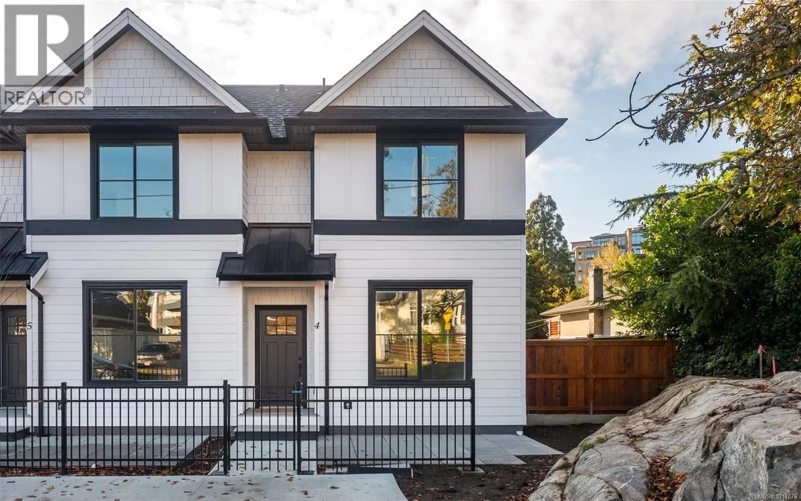4 820 Dunsmuir Rd