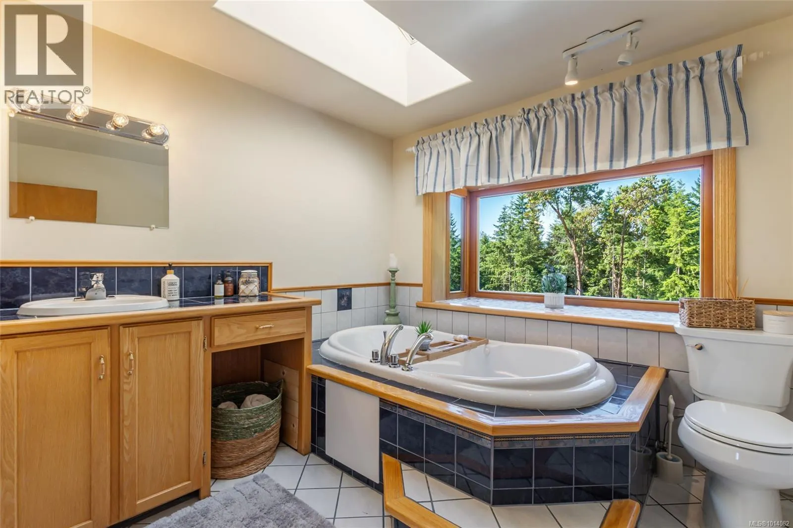 3769 Panorama Cres