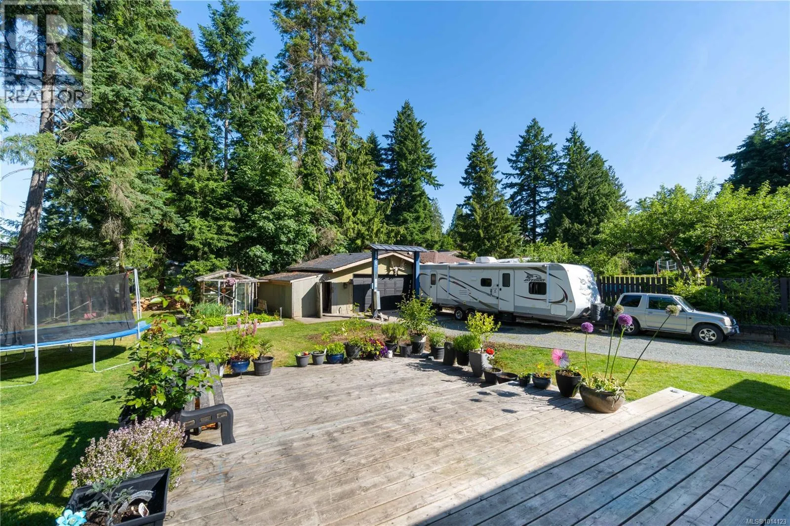 5733 Amsterdam Cres