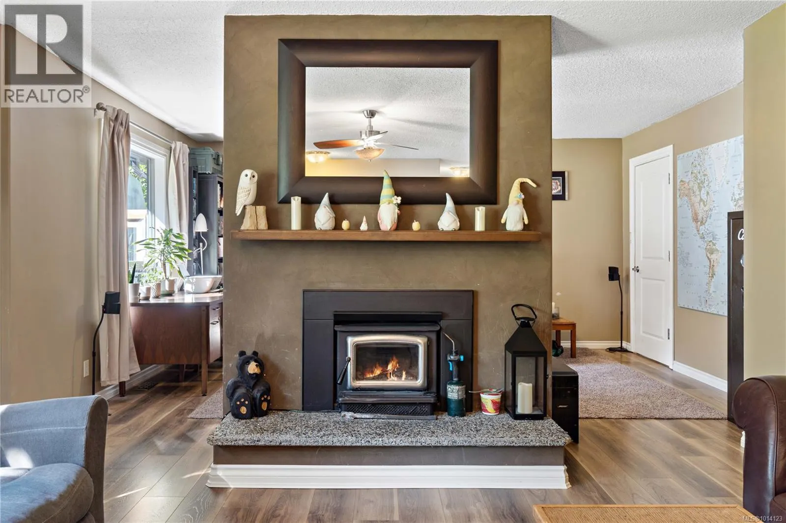 5733 Amsterdam Cres