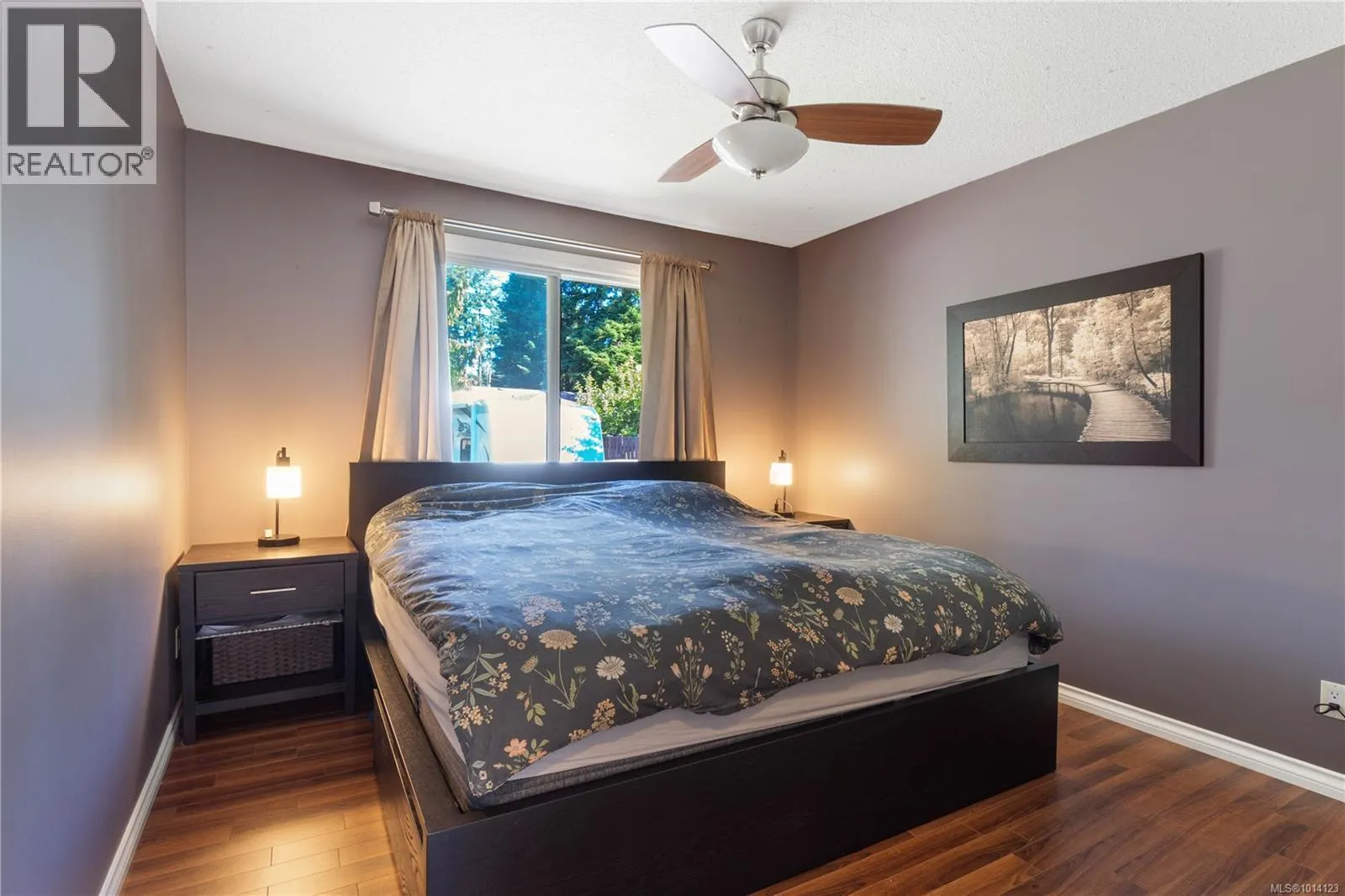 5733 Amsterdam Cres