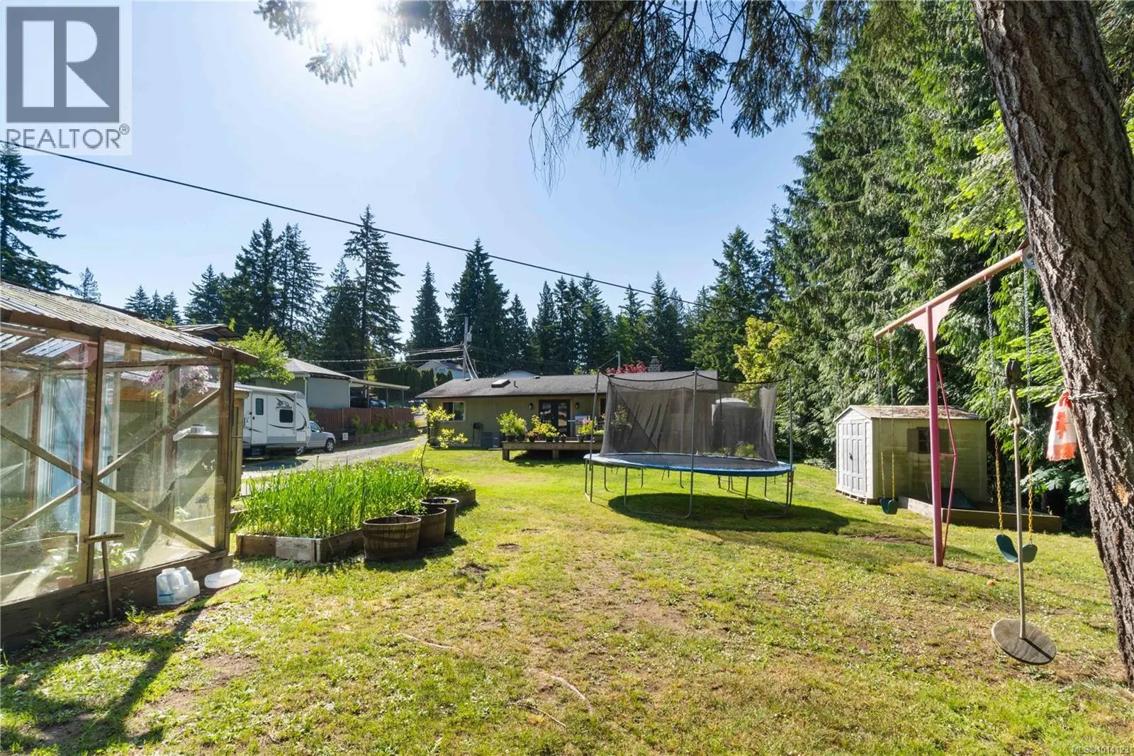 5733 Amsterdam Cres