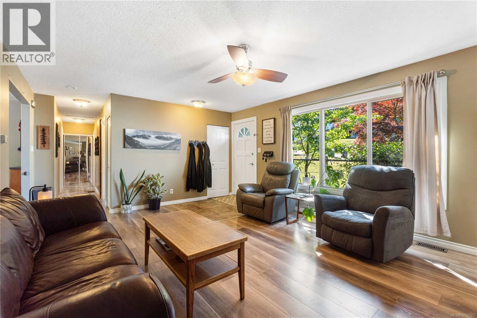 5733 Amsterdam Cres