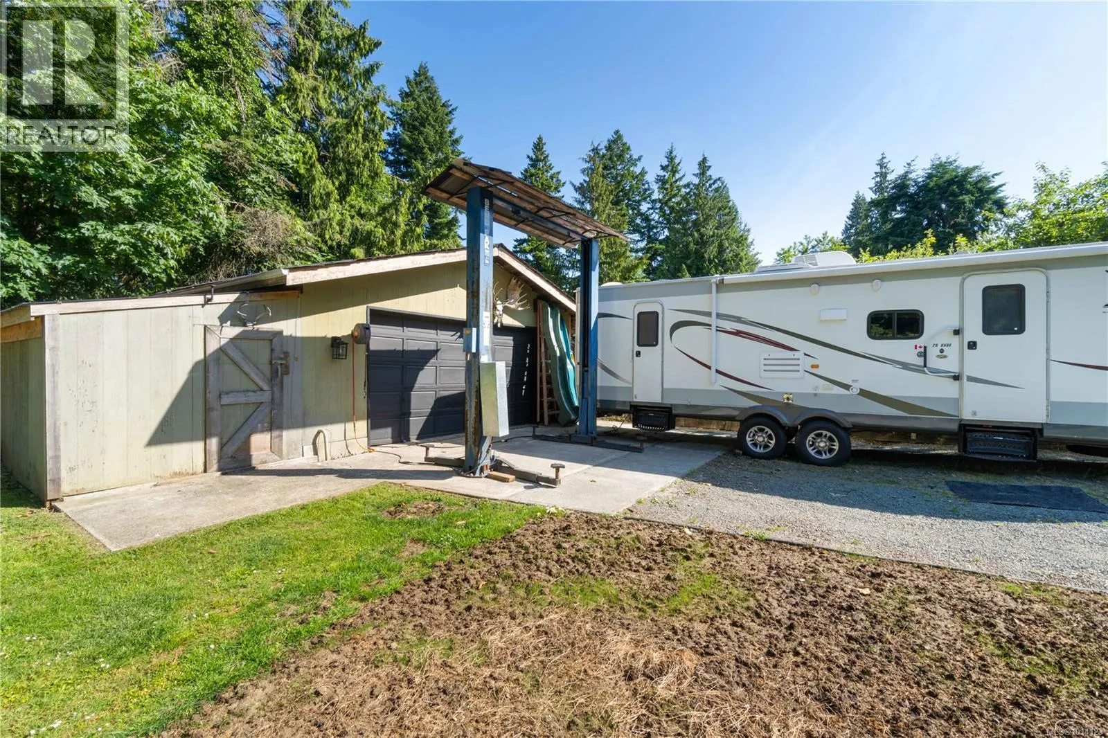 5733 Amsterdam Cres