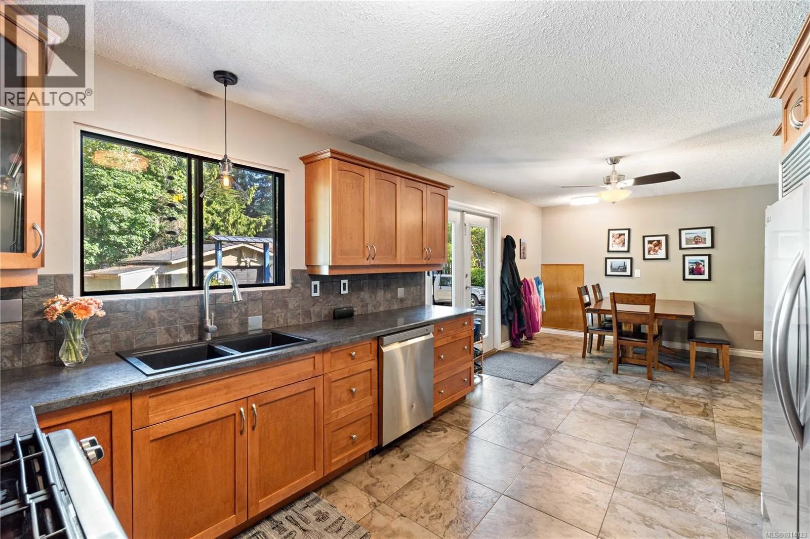 5733 Amsterdam Cres