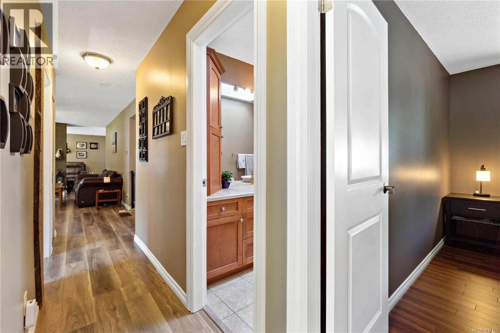 5733 Amsterdam Cres