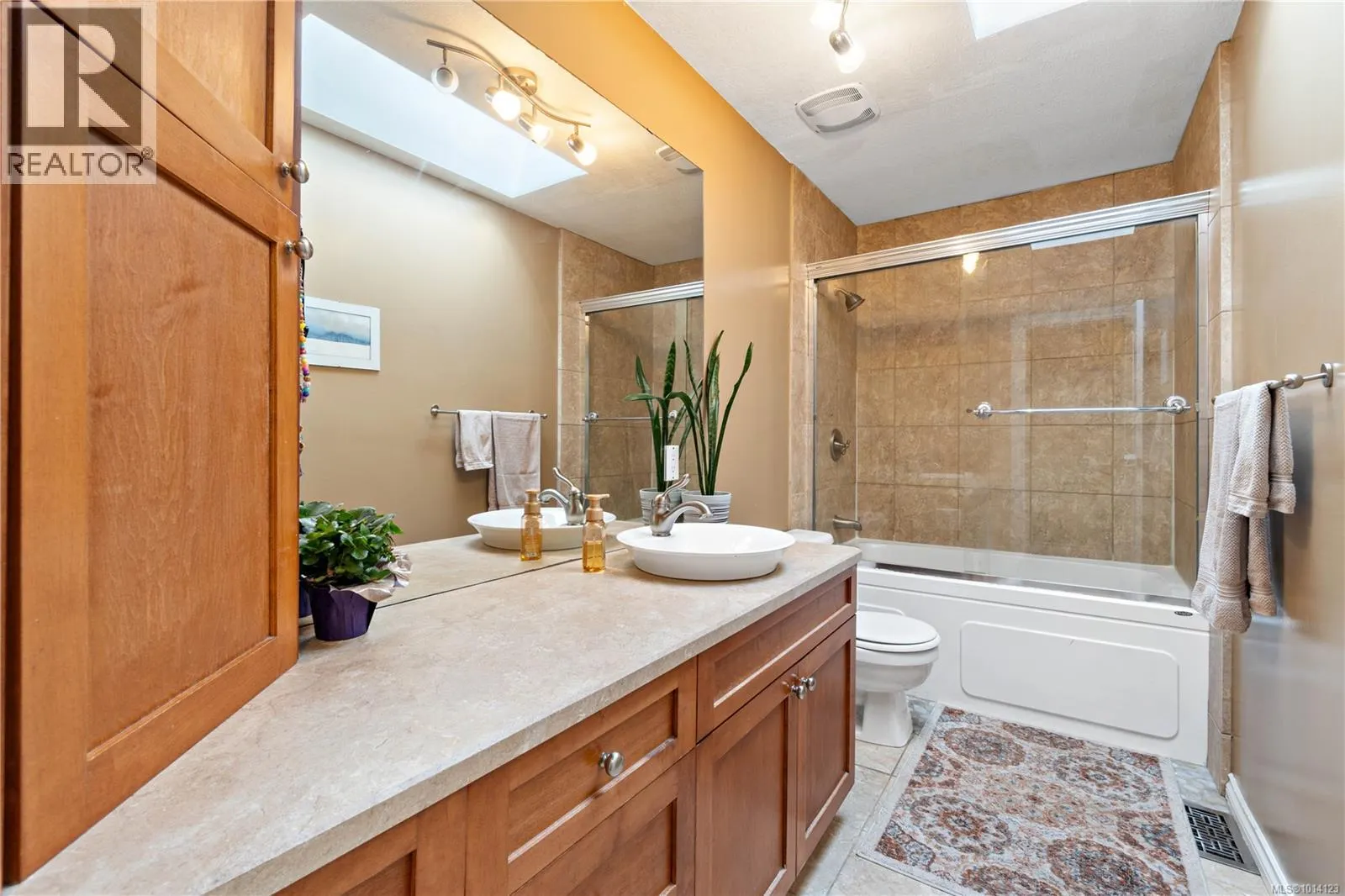 5733 Amsterdam Cres