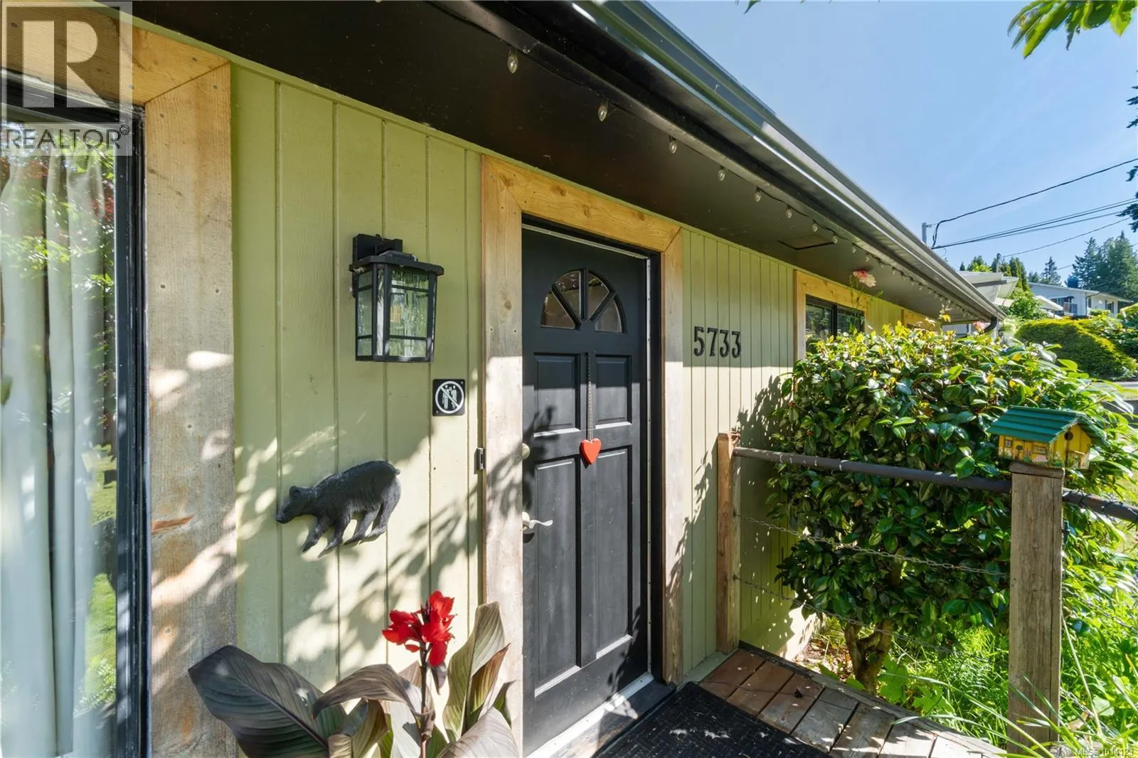5733 Amsterdam Cres