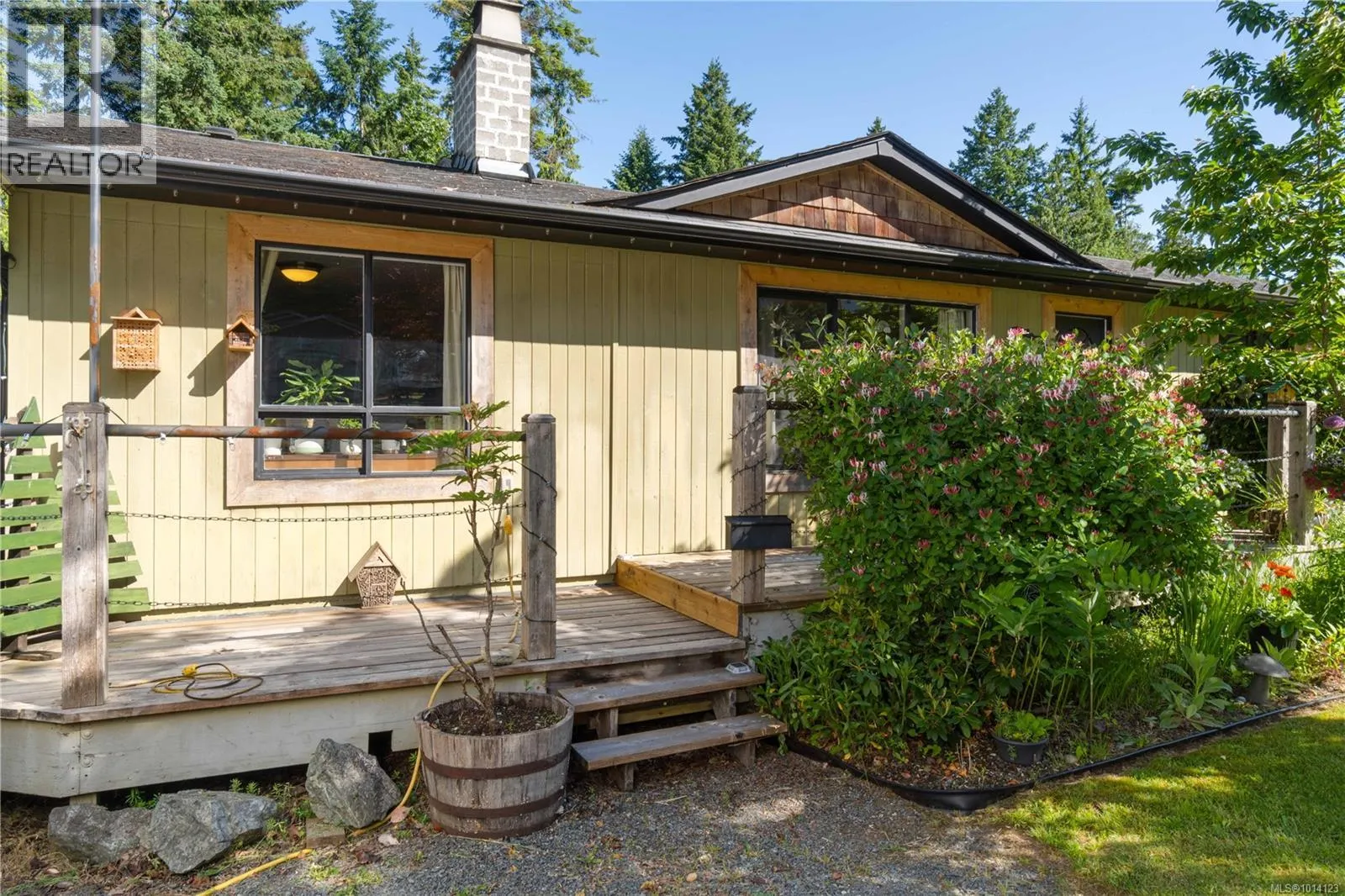 5733 Amsterdam Cres