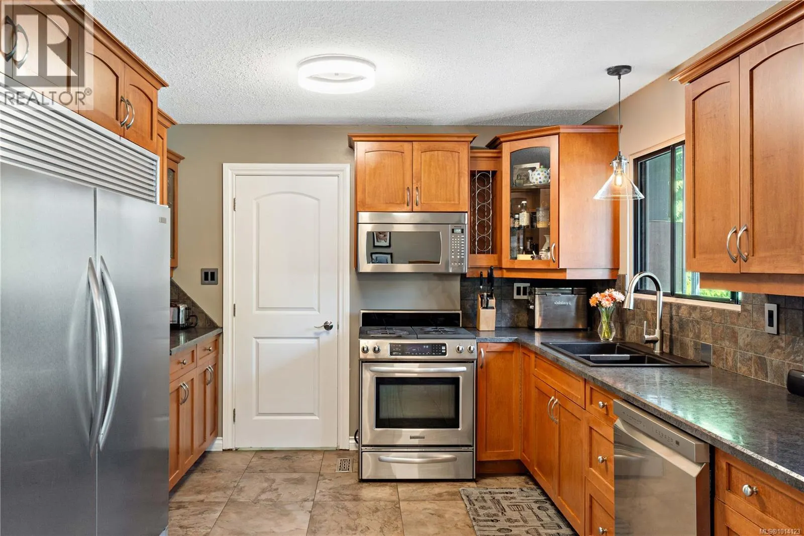 5733 Amsterdam Cres