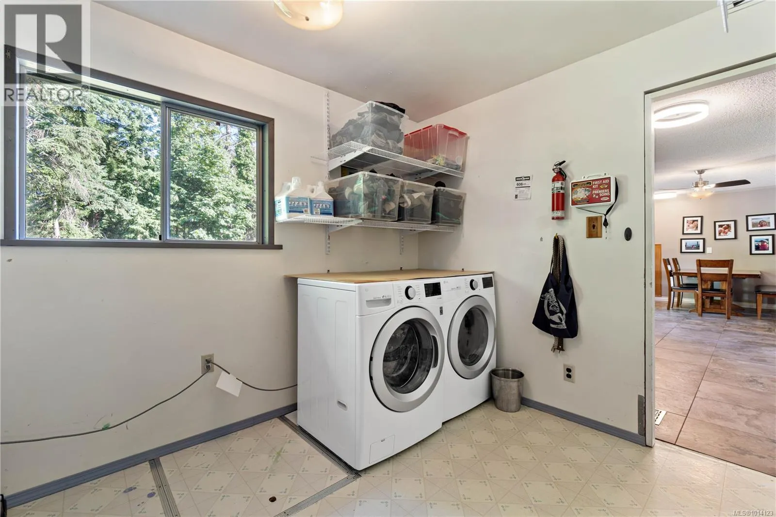 5733 Amsterdam Cres