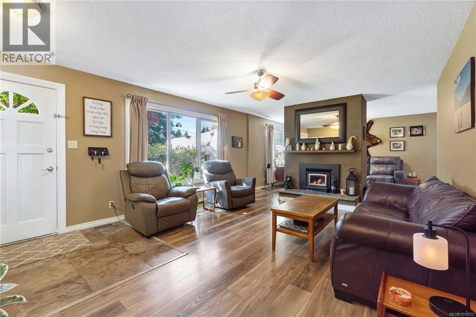 5733 Amsterdam Cres