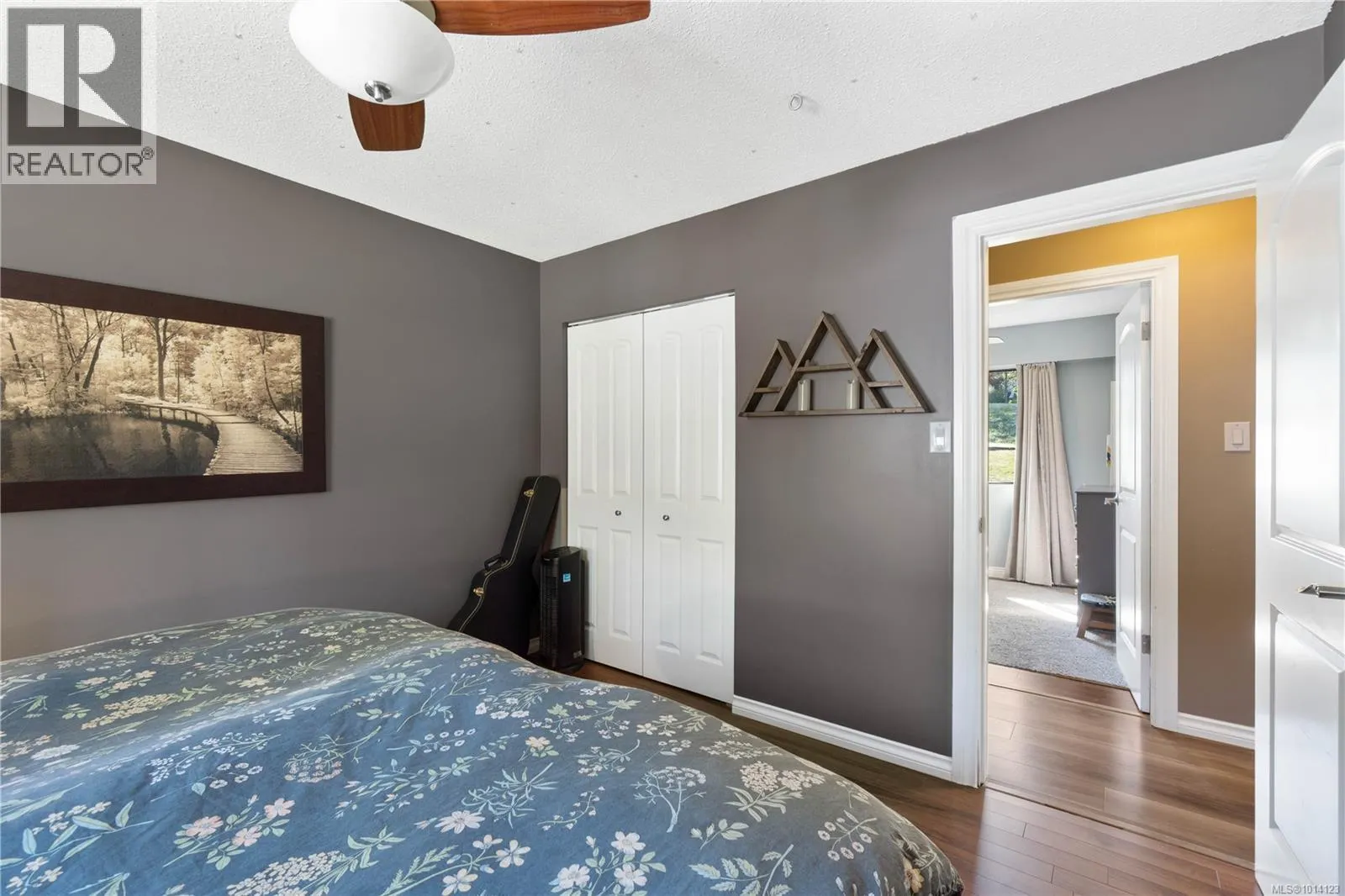 5733 Amsterdam Cres