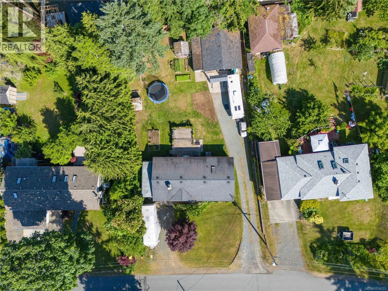 5733 Amsterdam Cres