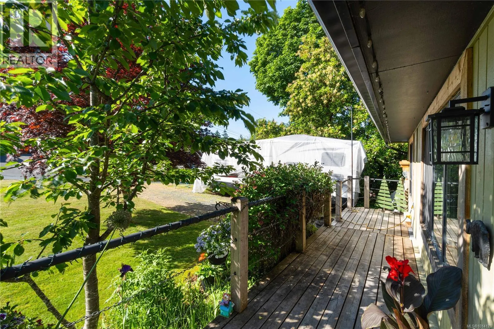 5733 Amsterdam Cres