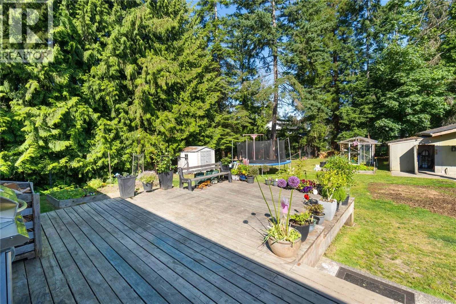 5733 Amsterdam Cres