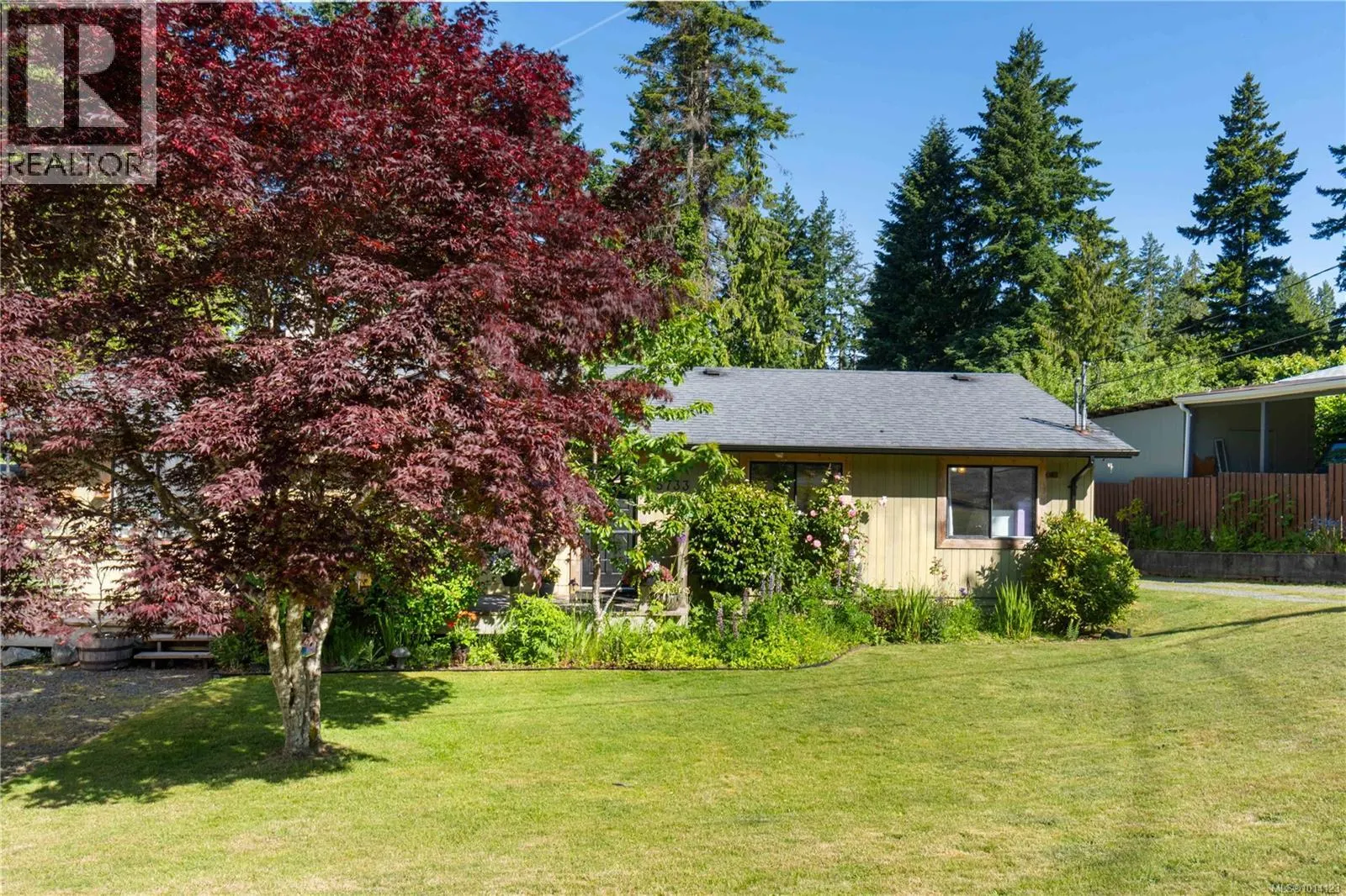 5733 Amsterdam Cres