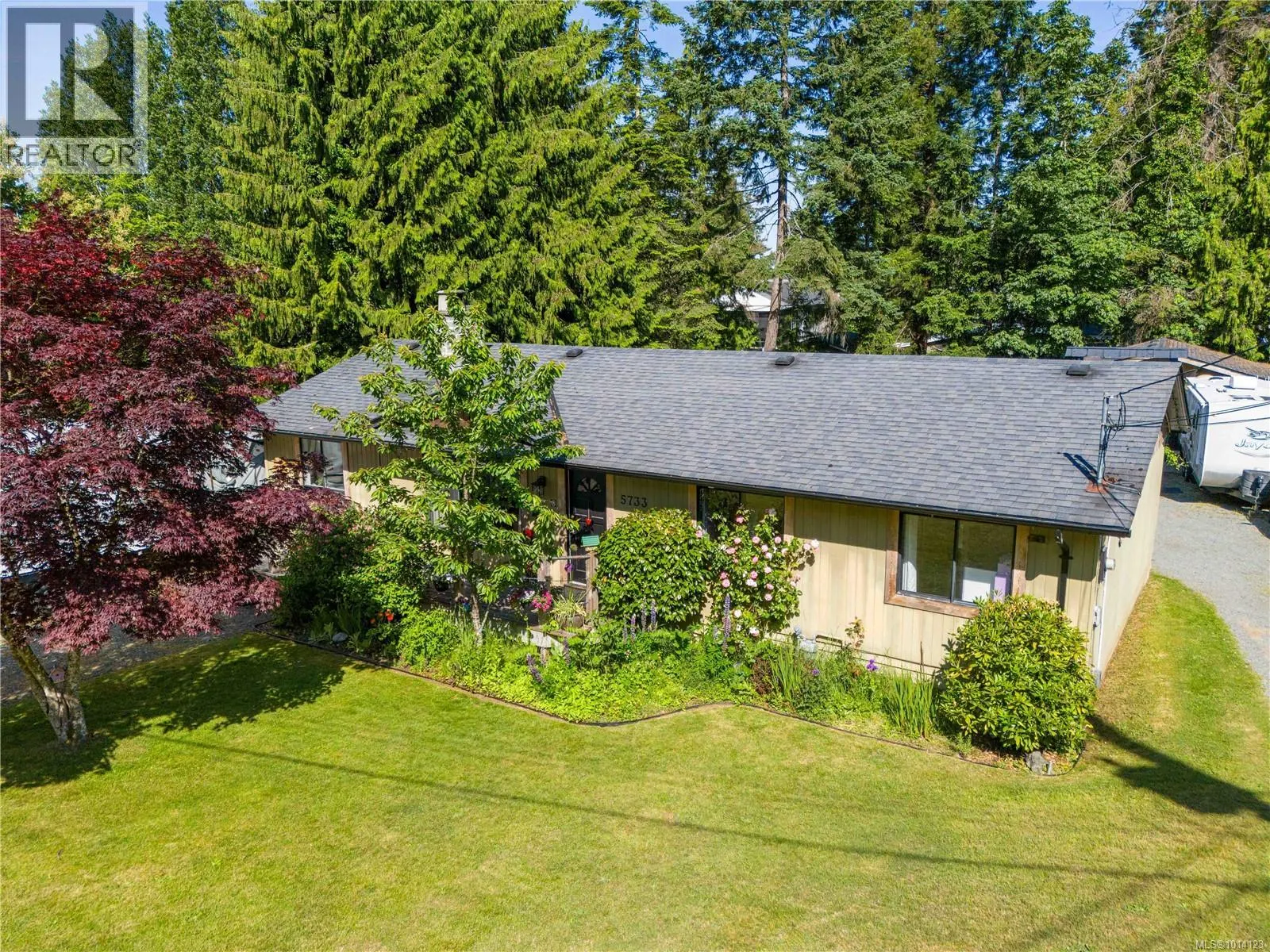 5733 Amsterdam Cres