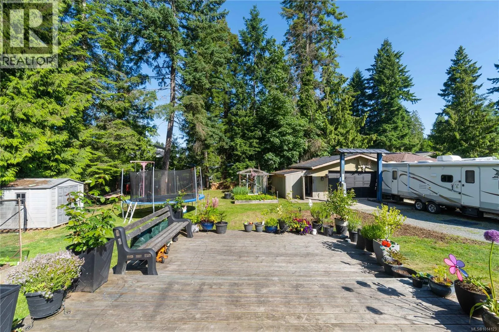 5733 Amsterdam Cres