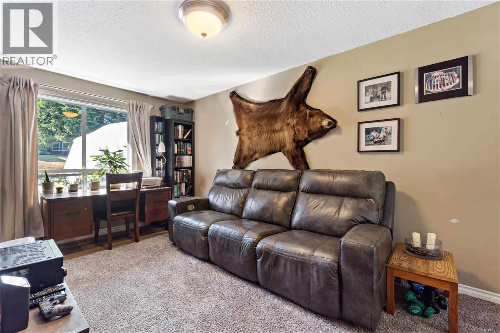 5733 Amsterdam Cres