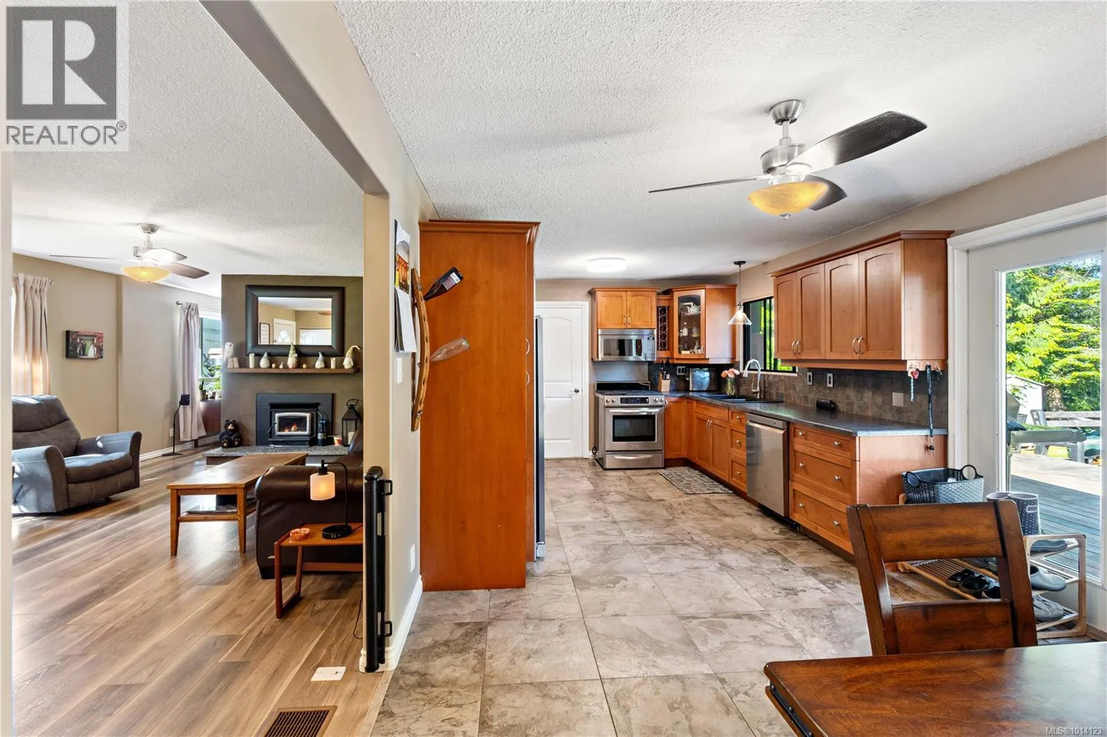 5733 Amsterdam Cres