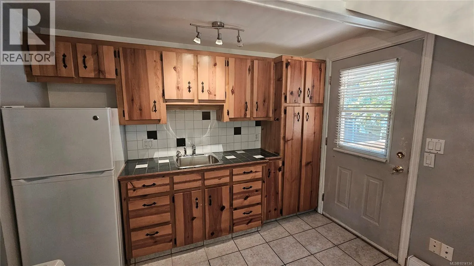 5162 Sooke Rd
