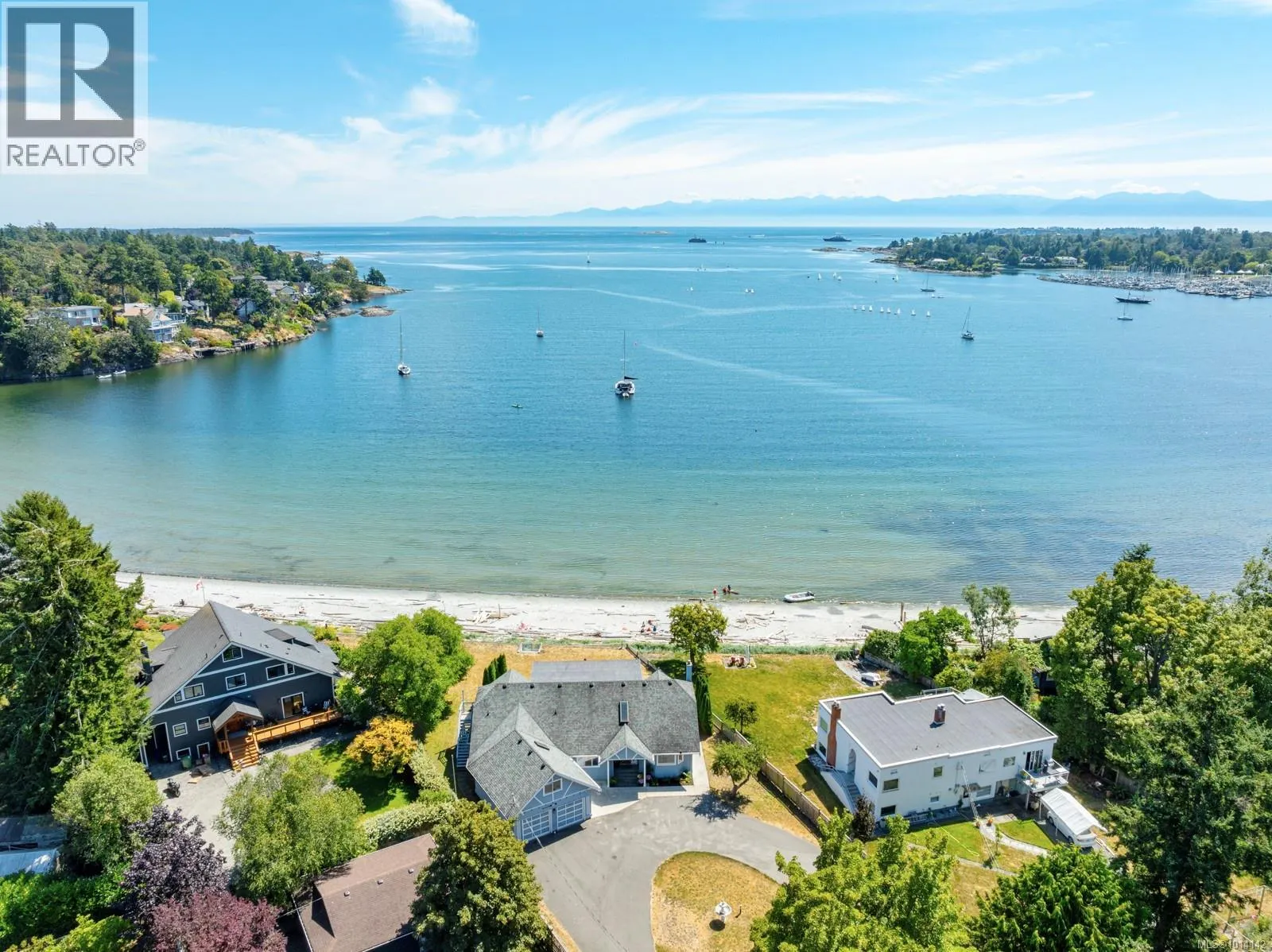 3905B Cadboro Bay Rd