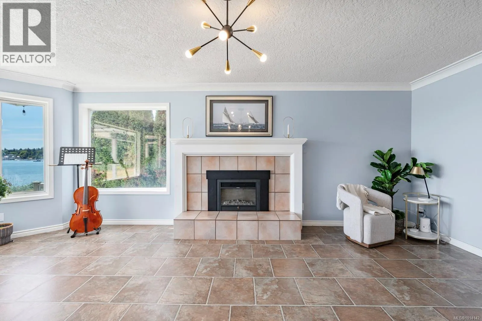 3905B Cadboro Bay Rd
