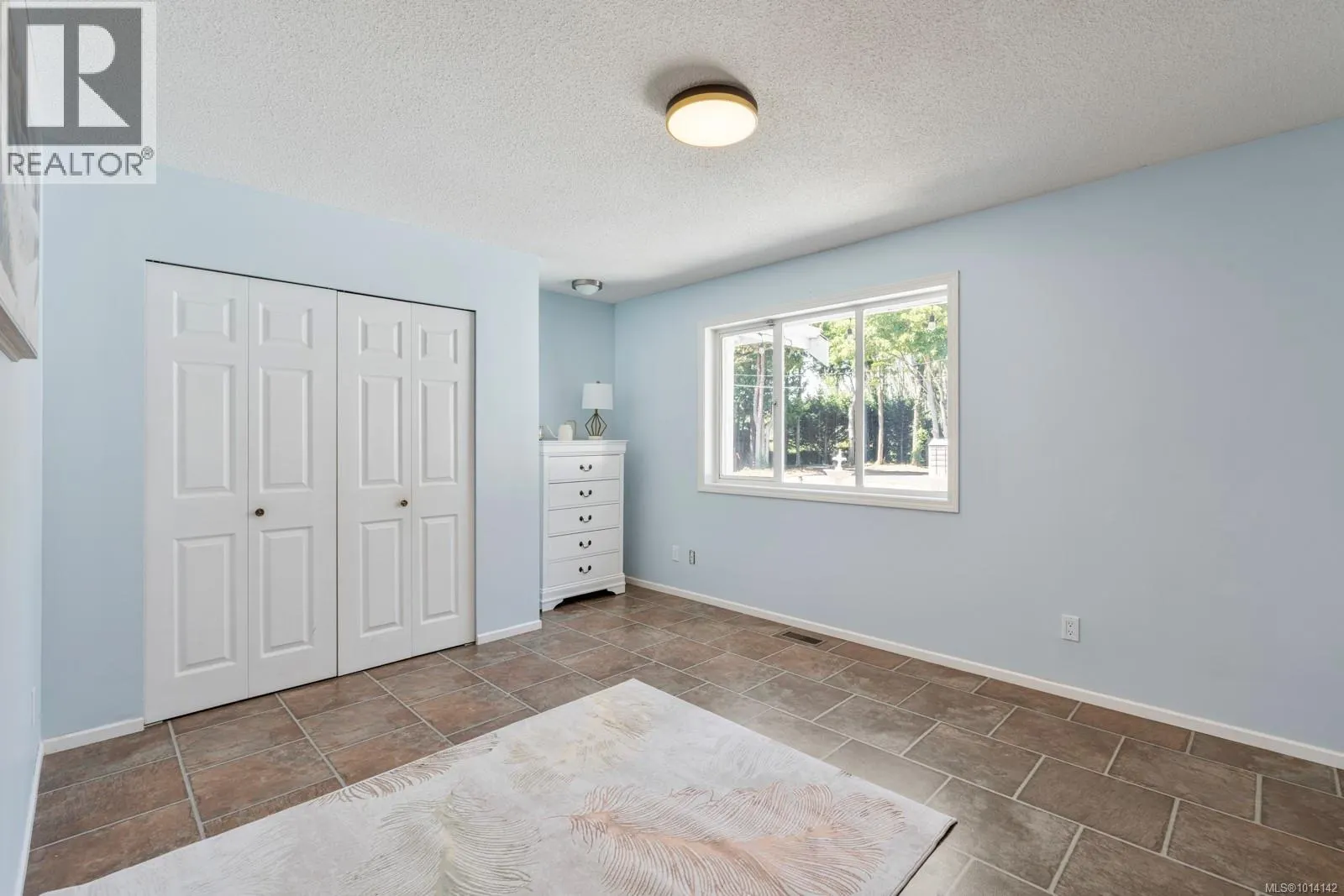 3905B Cadboro Bay Rd