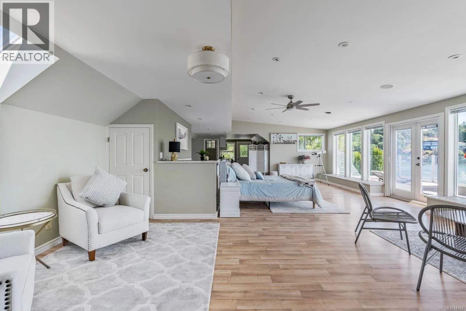 3905B Cadboro Bay Rd