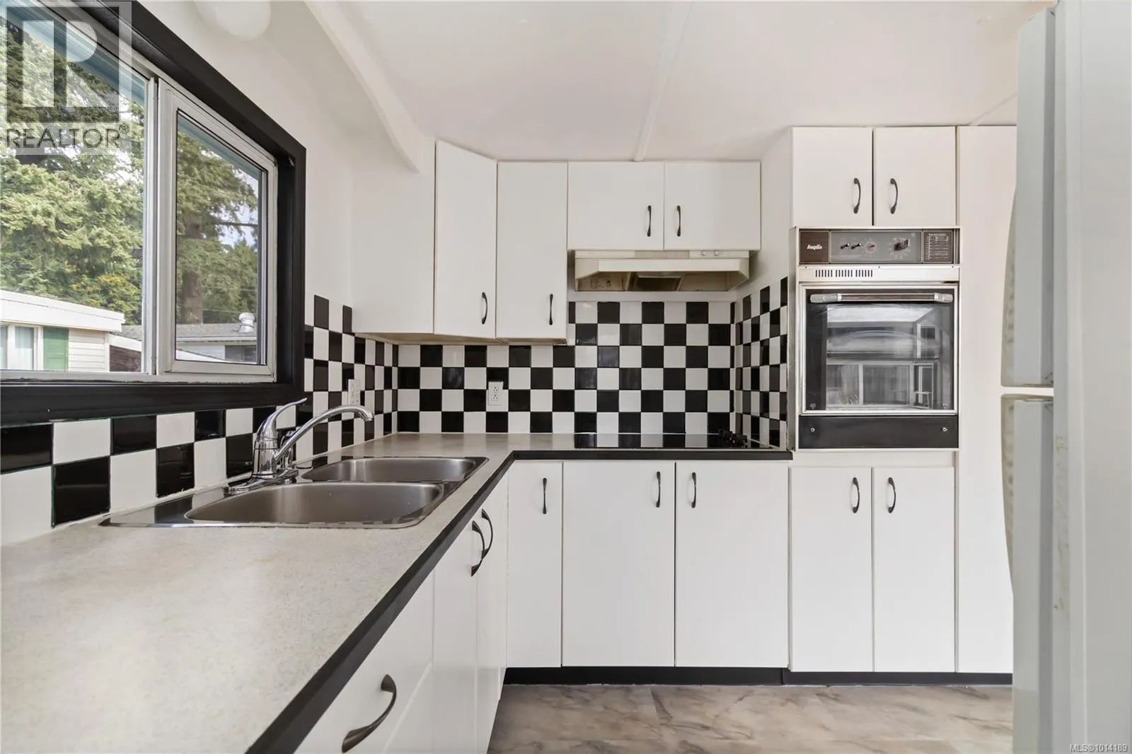 83 2911 Sooke Lake Rd