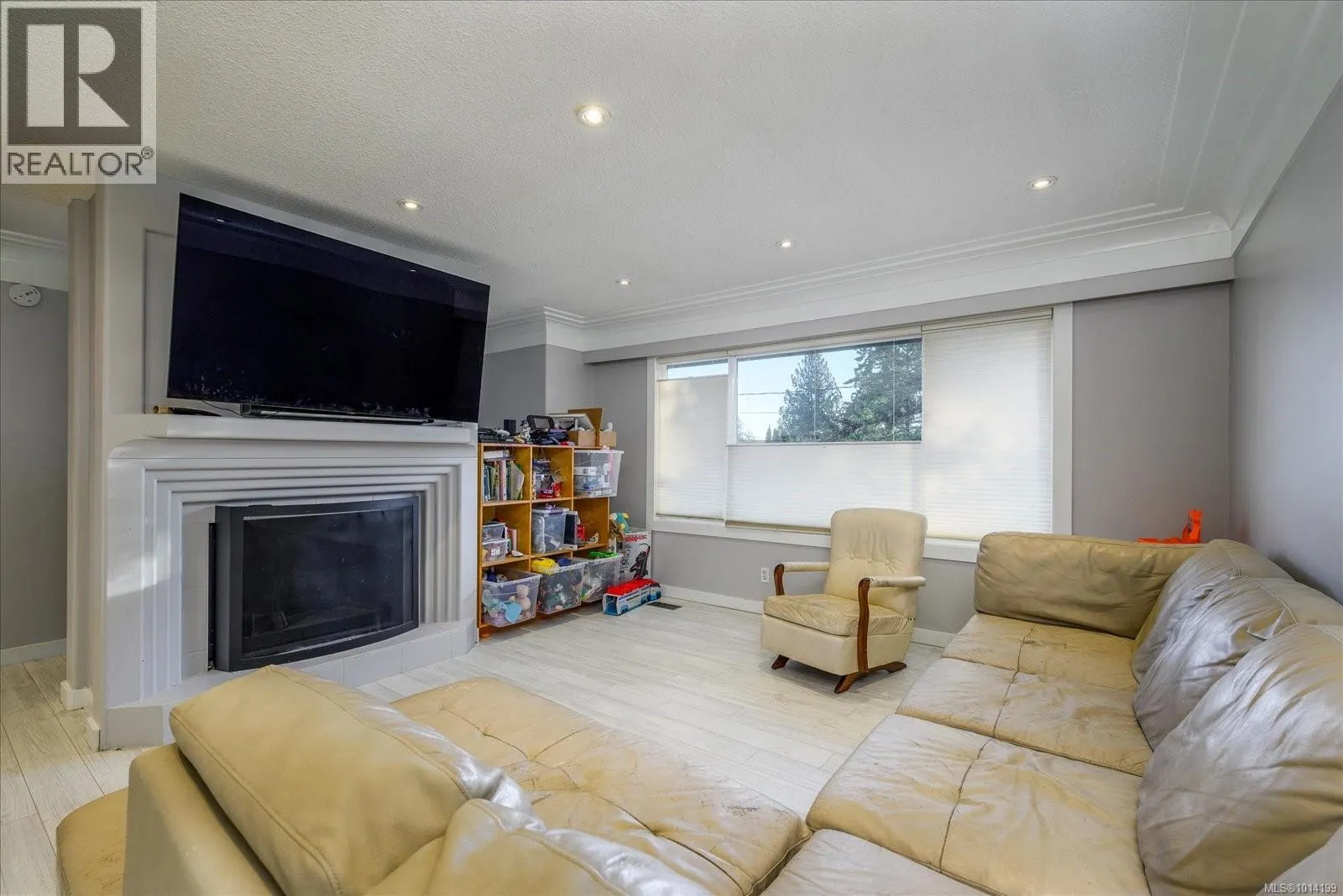 1732 James Way