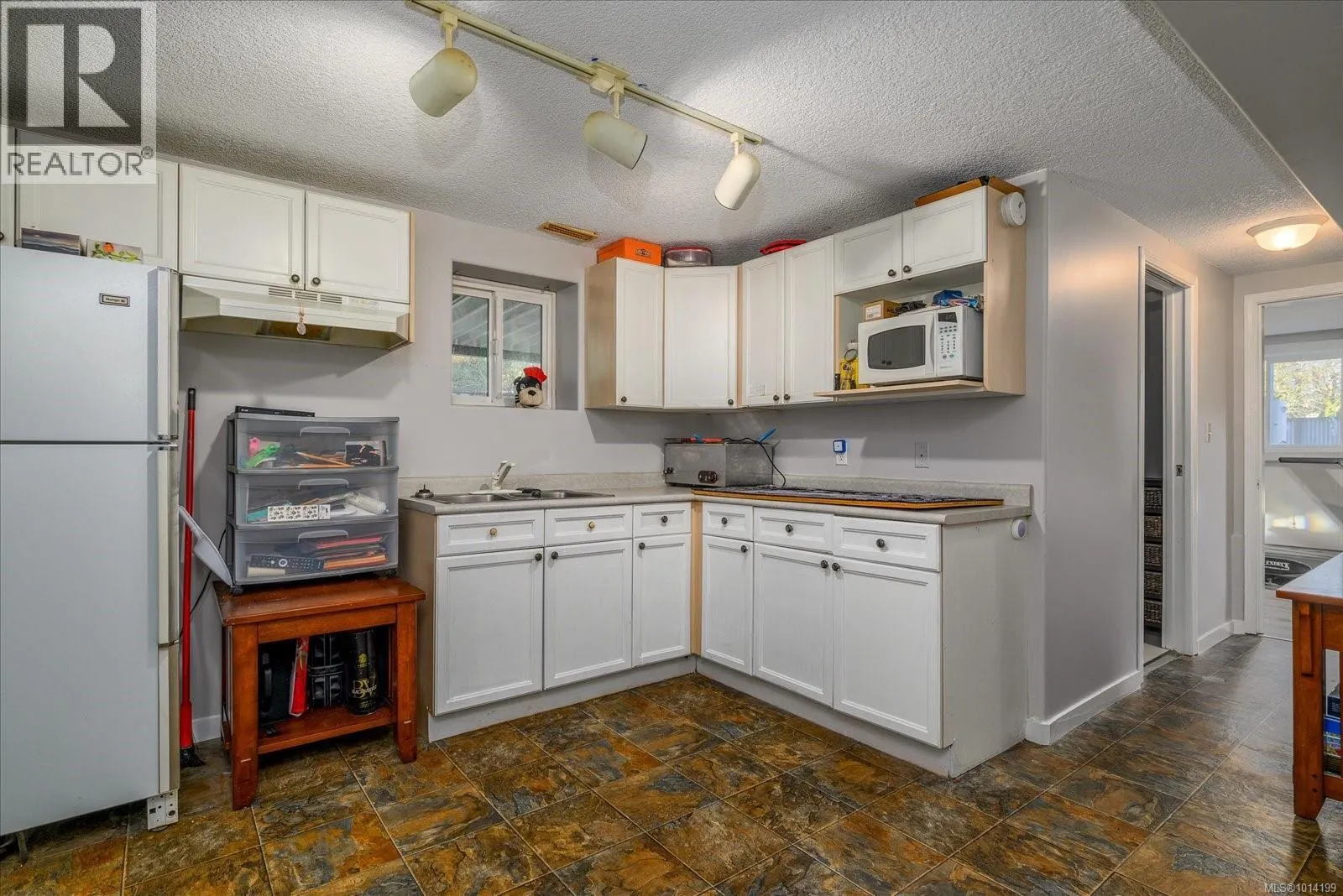 1732 James Way