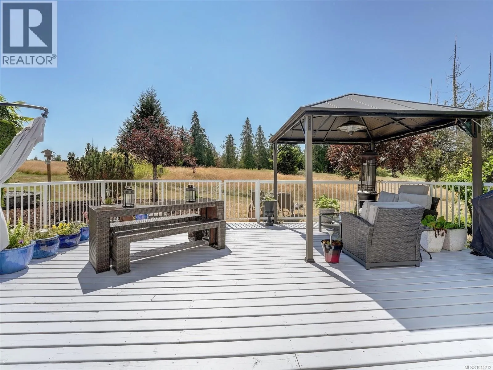 3718 Arbutus Dr N