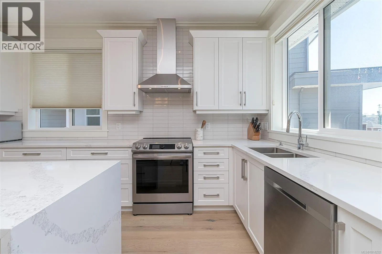 2406 Azurite Cres