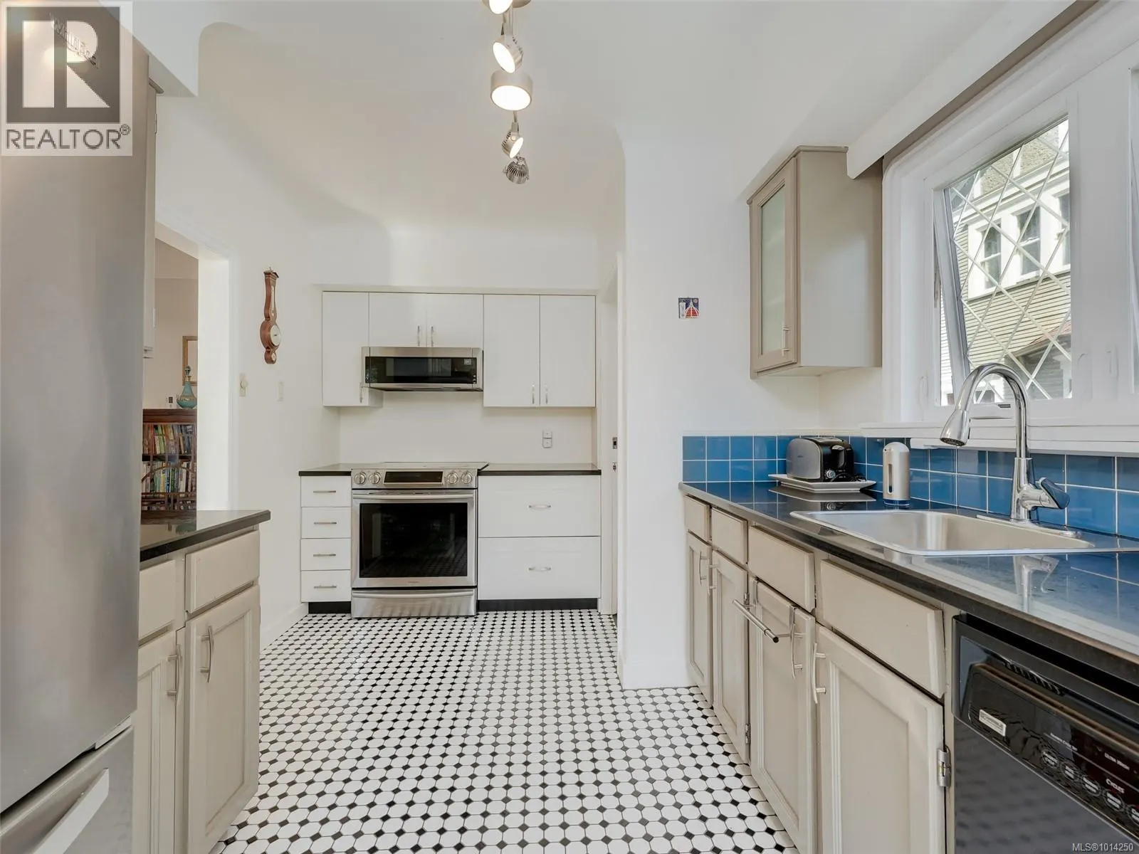 1016 CRAIGDARROCH Rd