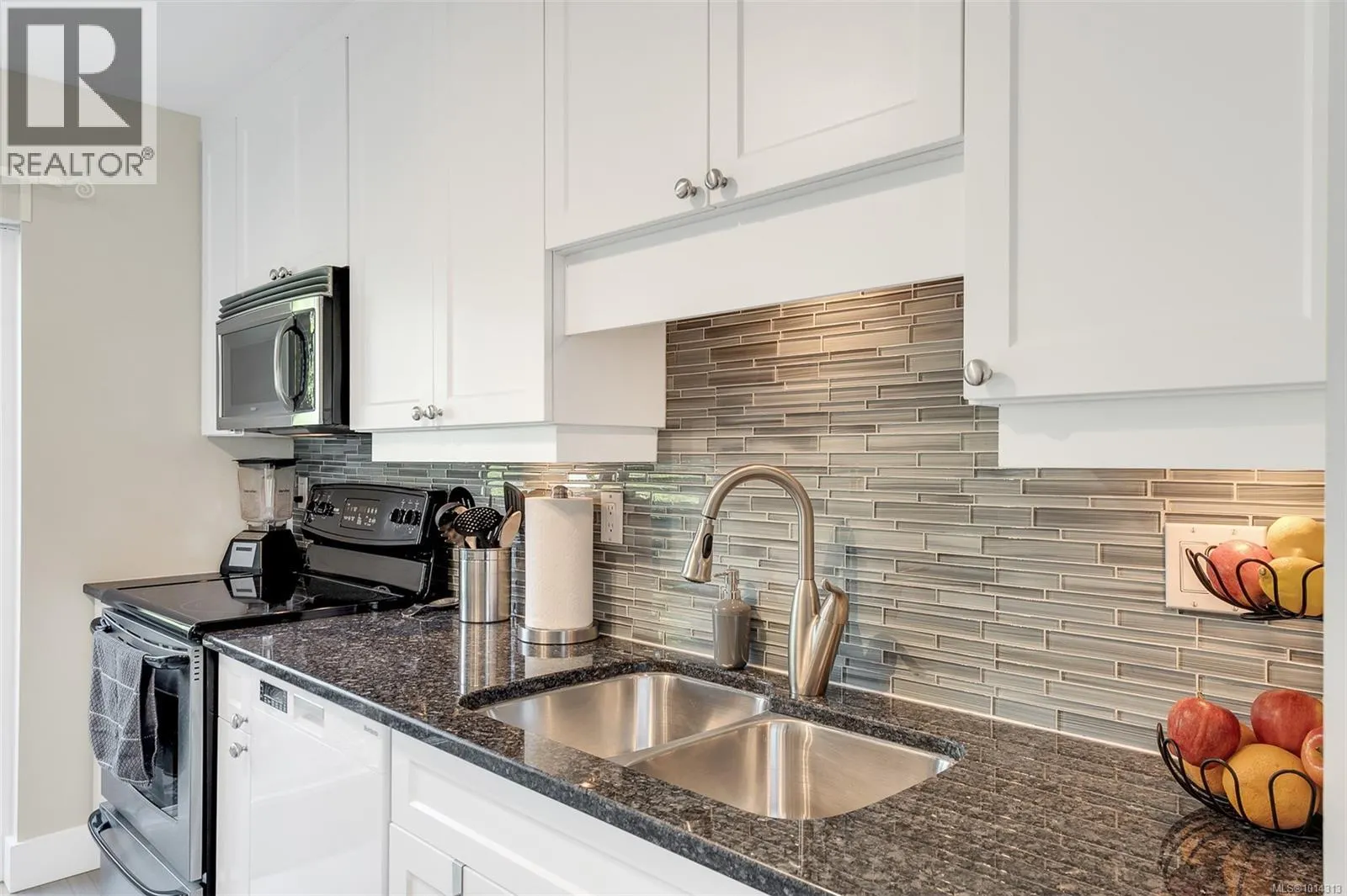 17 3008 Quadra St