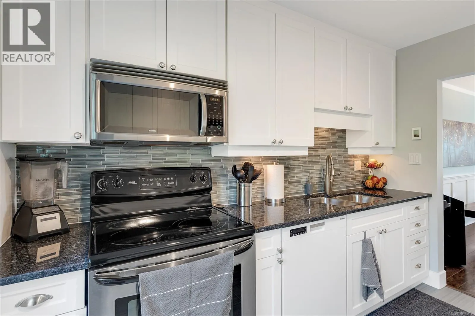 17 3008 Quadra St