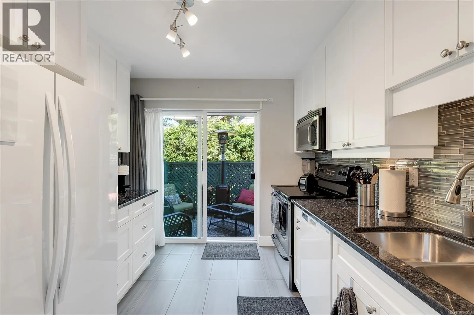 17 3008 Quadra St