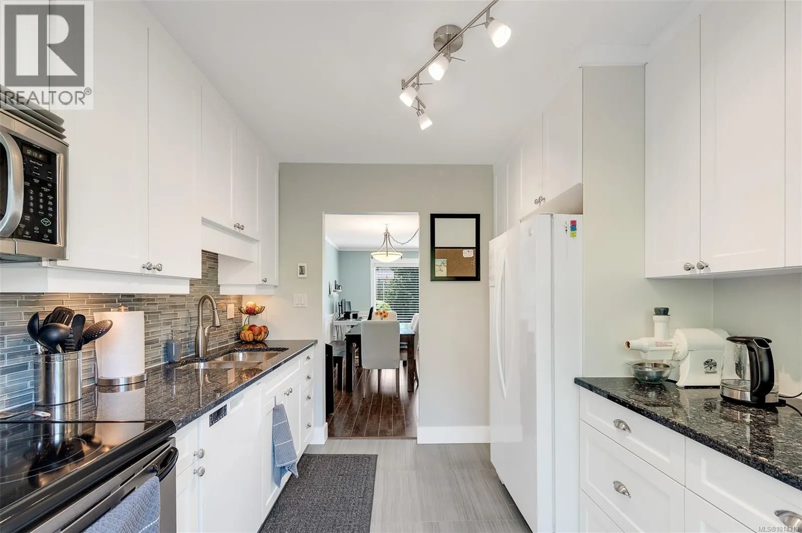 17 3008 Quadra St