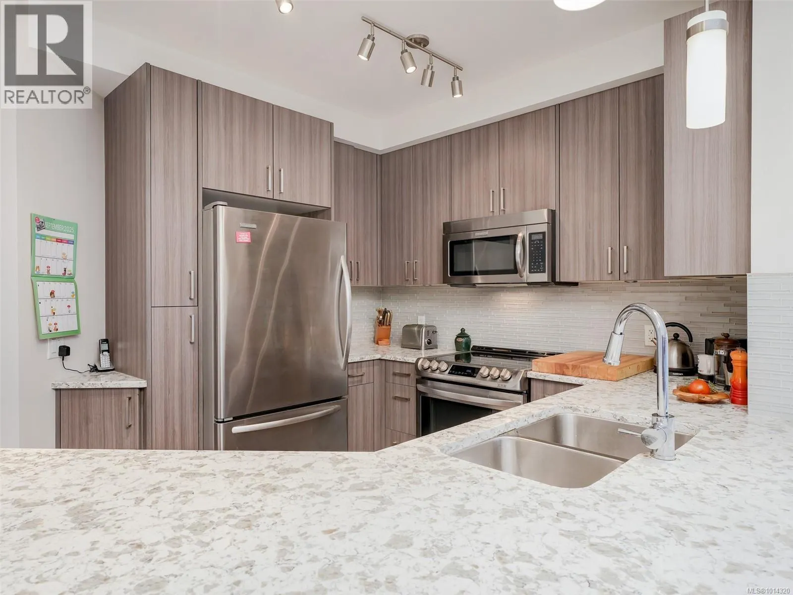 202 7182 West Saanich Rd