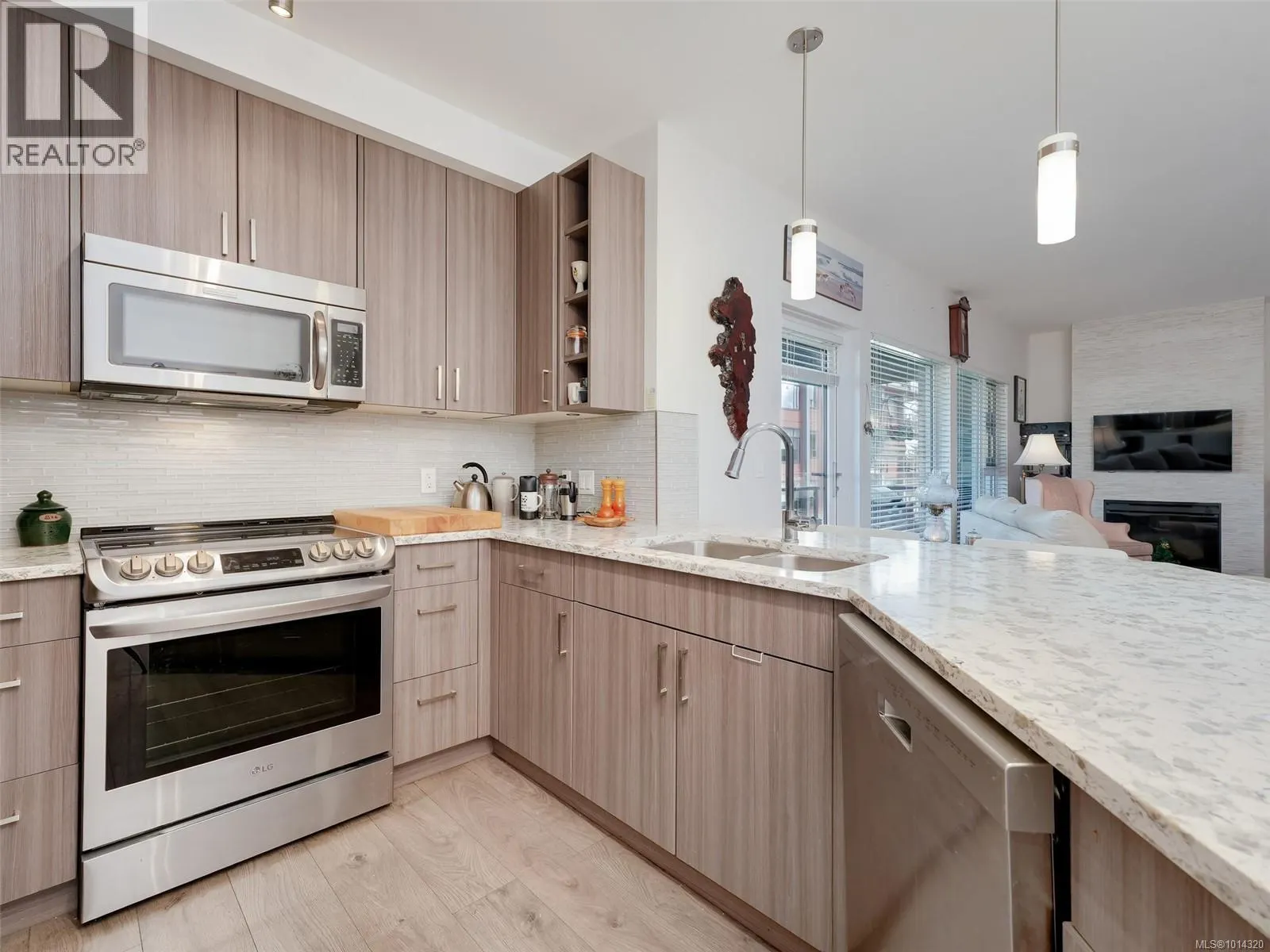 202 7182 West Saanich Rd