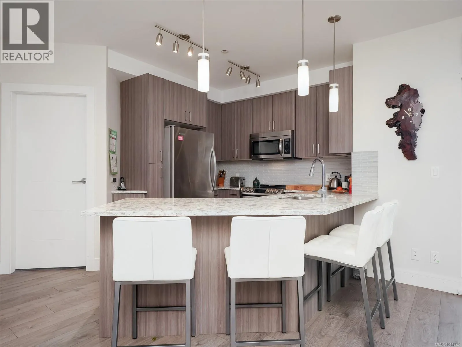 202 7182 West Saanich Rd