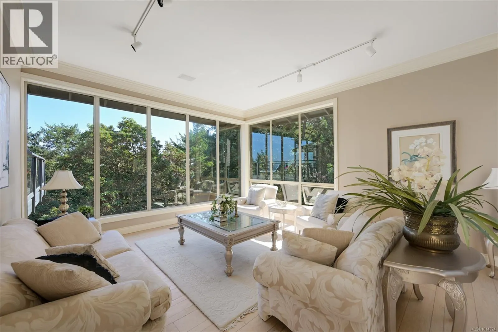 2807 Arbutus Rd