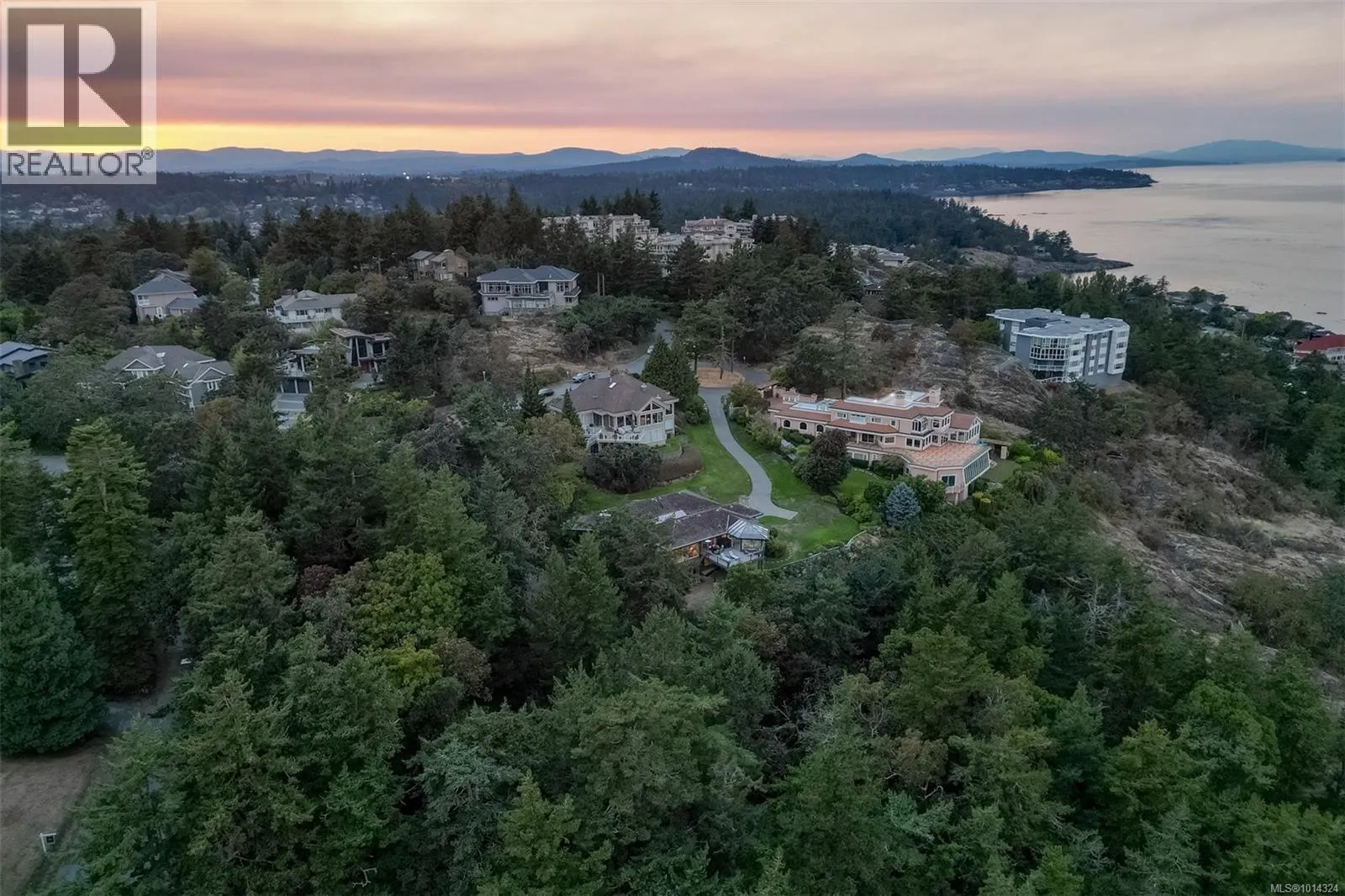 2807 Arbutus Rd