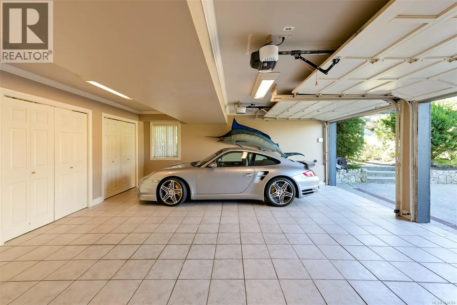 2807 Arbutus Rd